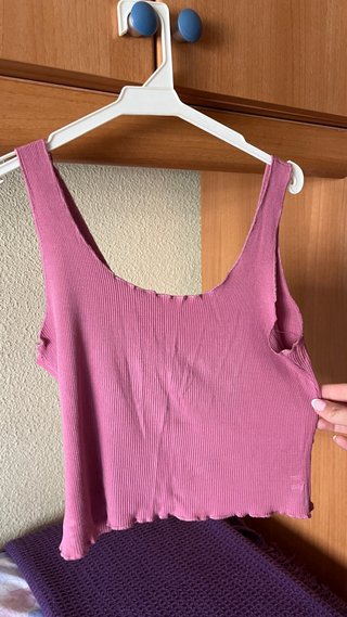 Top rosa canalé con nudo