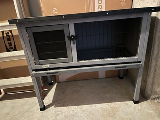 Conejera elevada de madera