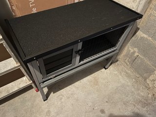 Conejera elevada de madera