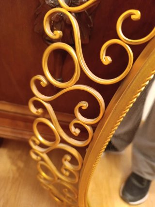 Espejo Ovalado Dorado con Marco Decorativo
