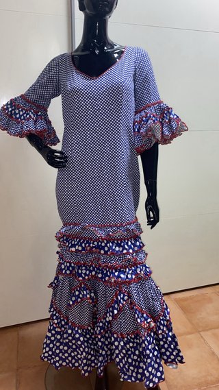 Traje de flamenca azul y rojo
