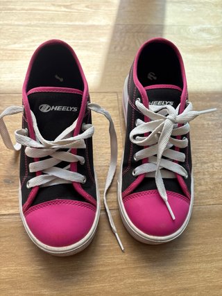 Zapatillas Heelys con ruedas negras y rosas