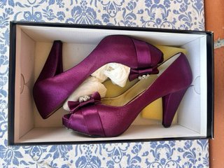 Zapatos morados de tacón con lazo