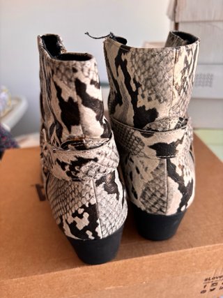 Botines serpiente blanco y negro