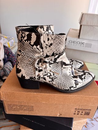 Botines serpiente blanco y negro