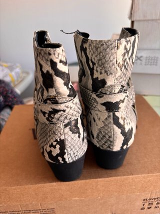 Botines serpiente blanco y negro