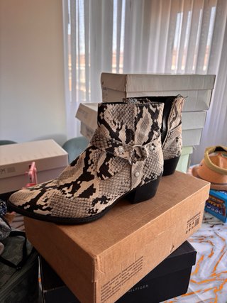 Botines serpiente blanco y negro