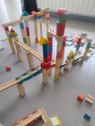 Pista de bolas de madera