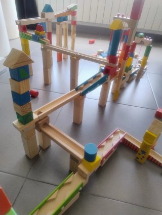 Pista de bolas de madera
