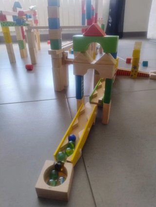 Pista de bolas de madera