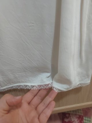 Blusa lencera Stradivarius blanca.