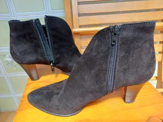 Botines ante Gloria Ortiz negros