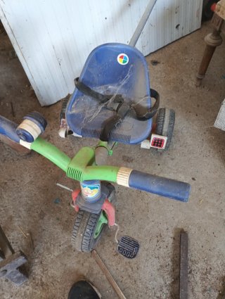 Mecedora, wáter y 2 triciclos