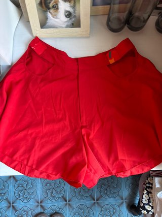 Pantalón corto rojo para playa