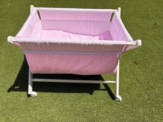 Minicuna rosa con estrellas