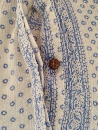 Caftán estampado azul y blanco.