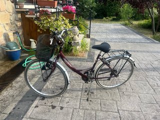 Bicicleta urbana morada con cesta.BH