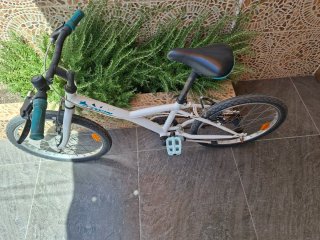 Bicicleta infantil blanca y turquesa