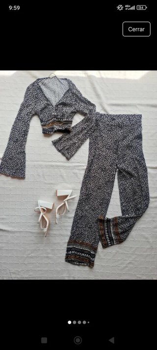 Conjunto estampado crop top y pantalón