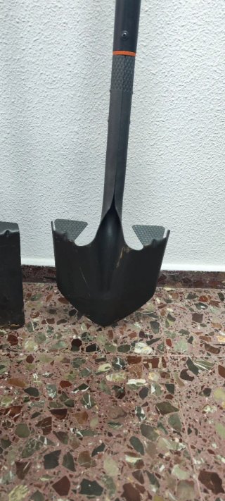 Pala de jardín Fiskars y magnusson