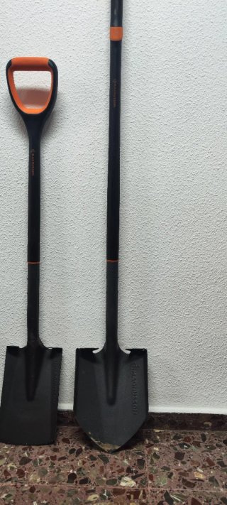 Pala de jardín Fiskars y magnusson
