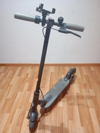 Patinete eléctrico gris