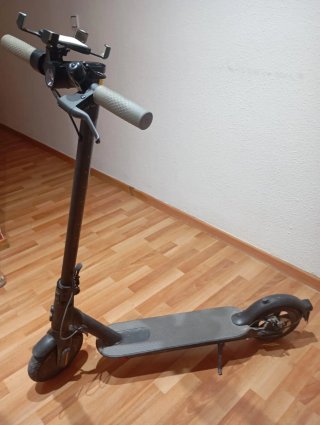 Patinete eléctrico gris