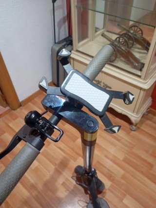 Patinete eléctrico gris
