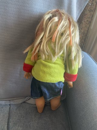 Muñeca con pelo rubio y naranja