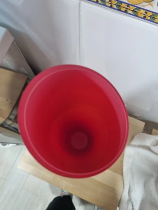 Jarrón rojo de cristal alto