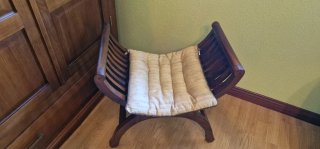 Banqueta de madera con cojín beige