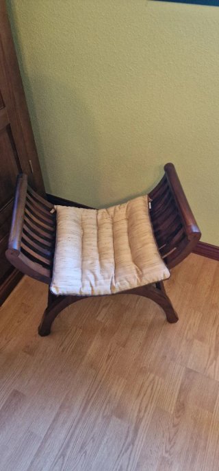 Banqueta de madera con cojín beige