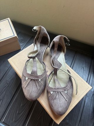 Zapatos italianos marrones con brillos dorados