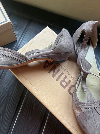 Zapatos italianos marrones con brillos dorados