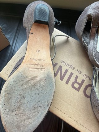 Zapatos italianos marrones con brillos dorados