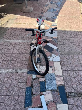 Bicicleta Roja y blanca de 20 Junior