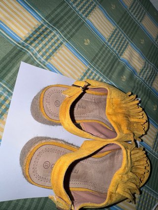 Sandalias amarillas con flecos
