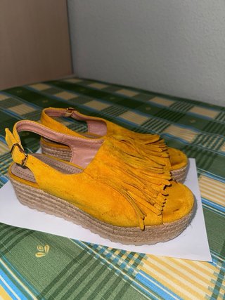 Sandalias amarillas con flecos