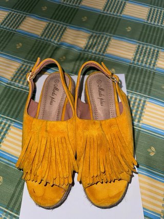 Sandalias amarillas con flecos