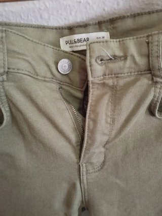 Pantalón pitillo Pull&Bear verde oliva