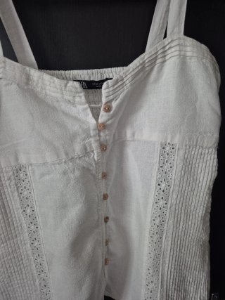 Blusa blanca de tirantes con botones