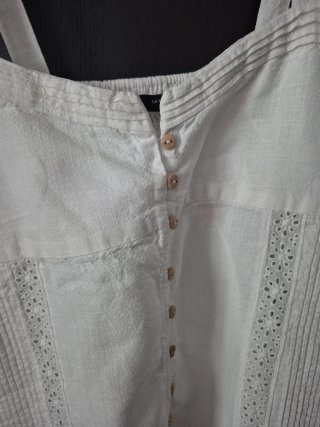 Blusa blanca de tirantes con botones