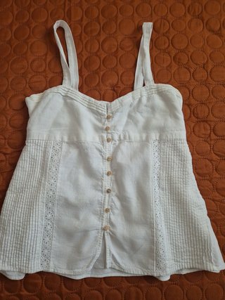 Blusa blanca de tirantes con botones