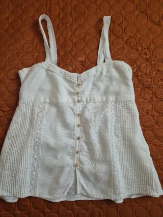 Blusa blanca de tirantes con botones