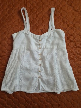 Blusa blanca de tirantes con botones
