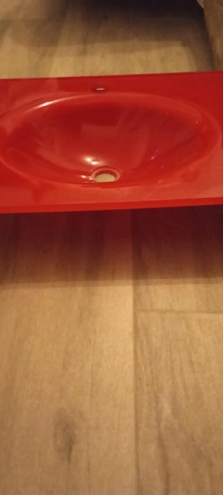 Lavabo rojo de cristal