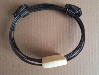 Pulsera Vintage Africana tallada Negra y Blanca