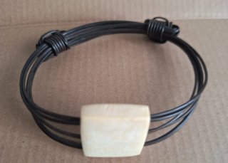 Pulsera Vintage Africana tallada Negra y Blanca