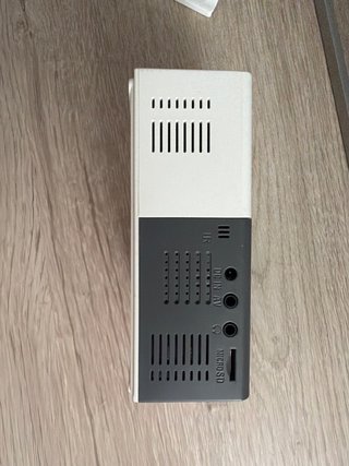 Proyector compacto gris y blanco
