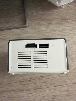Proyector compacto gris y blanco